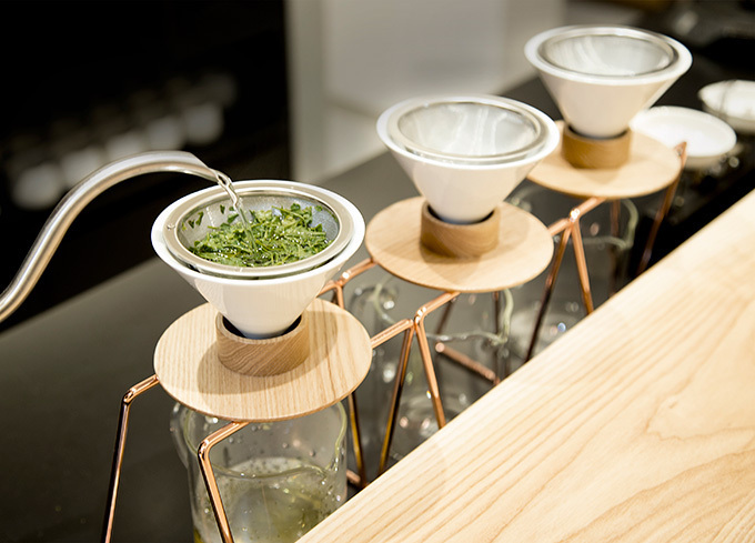 ハンドドリップ日本茶専門店「東京茶寮」が三軒茶屋に - 奥深い味わいを茶菓子と共に飲み比べ | 写真