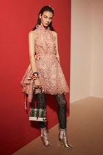 フェンディ 2017年プレフォールコレクション - おとぎ話の世界へ誘うファッションの魔法｜写真23