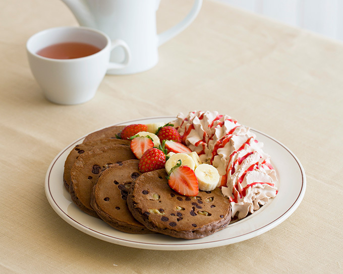 エッグスンシングスのバレンタインパンケーキ、チョコチップ＆くるみを入れたブラウニー風 | 写真