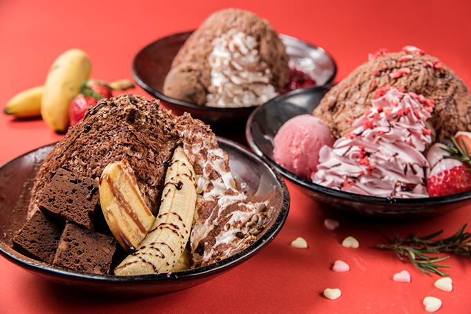 アイスモンスターのバレンタイン限定かき氷 - ベルギー産チョコレートのかき氷にバナナや苺をトッピング | 写真