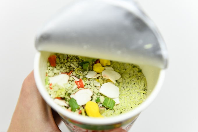 「カップヌードル 抹茶」全国で発売 - 麺まで緑色、ベースはシーフード味｜写真3