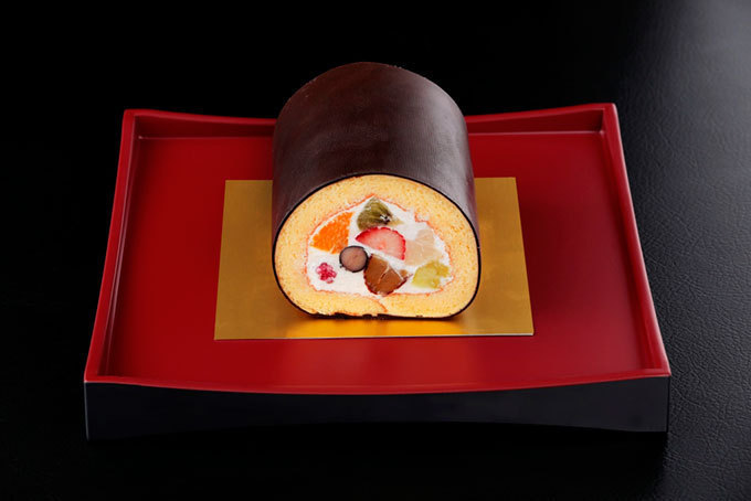 「恵方巻きロールケーキ」横浜ベイシェラトンから登場、和栗やフルーツなど8種の具材 | 写真