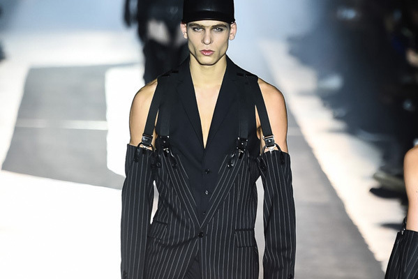 モスキーノ 2018-19年秋冬メンズコレクション - “見せる色気”と“隠す色気”