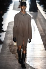 モスキーノ 2018-19年秋冬メンズコレクション - “見せる色気”と“隠す色気”｜写真50