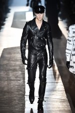 モスキーノ 2018-19年秋冬メンズコレクション - “見せる色気”と“隠す色気”｜写真21