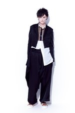 フォークロアをエッセンスに、新しいシルエットを追求 - ワイズ(Y's) 2012年春夏コレクション｜写真1