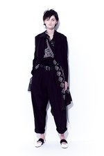 フォークロアをエッセンスに、新しいシルエットを追求 - ワイズ(Y's) 2012年春夏コレクション｜写真2