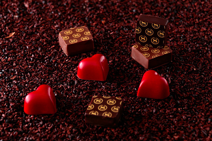 横浜ベイシェラトン ホテルのバレンタイン、深紅のチョコでコーティングしたハート型チョコ | 写真