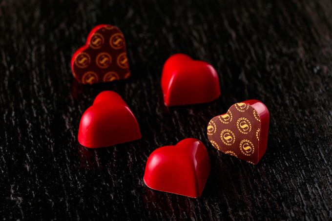 横浜ベイシェラトン ホテルのバレンタイン、深紅のチョコでコーティングしたハート型チョコ｜写真3