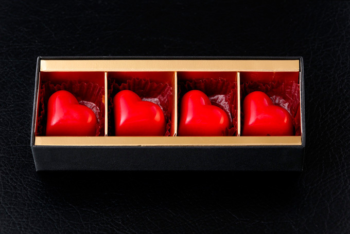 横浜ベイシェラトン ホテルのバレンタイン、深紅のチョコでコーティングしたハート型チョコ｜写真4