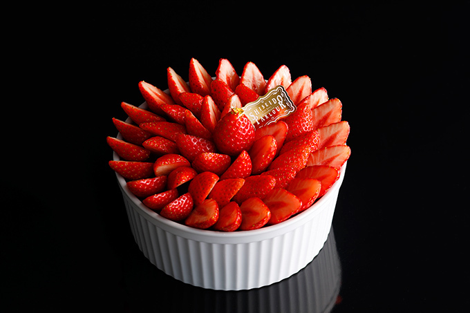 資生堂パーラー 銀座本店にて苺づくしケーキ「ココット ドゥ フレーズ」発売、約50個もの苺を贅沢に | 写真