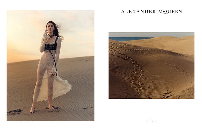 アレキサンダー・マックイーン、海が隣接した美しい砂丘でみせる17年春夏コレクション | 写真
