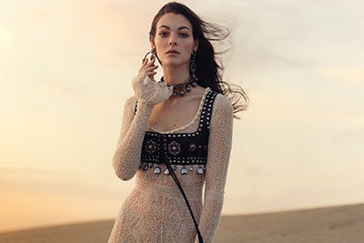 アレキサンダー・マックイーン、海が隣接した美しい砂丘でみせる17年春夏コレクション