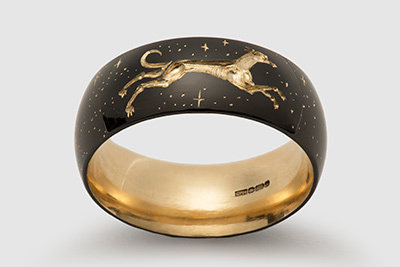 ジュエリーデザイナー｜ドーバー 銀座 「カストロ スミス」ジュエリー発売-ロンドンの彫り師が作り上げるファンタジーな金細工