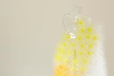 DESIGNTIDEで発表された建築家・デザイナー エマニュエル・ムホーのコンセプチュアルなドレス