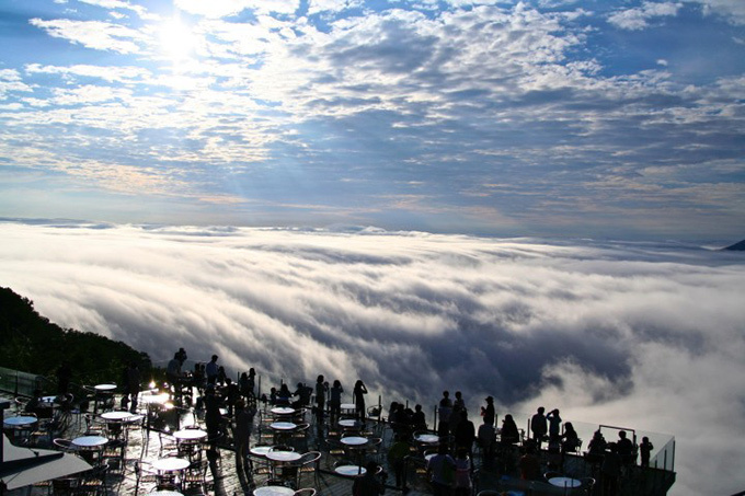 雲海テラス - 星野リゾート トマムが提案する早朝だけの「雲の上のカフェ」｜写真1