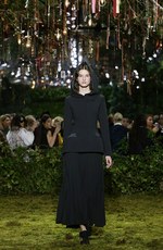 ディオール 2017年春夏オートクチュールコレクション - 花々に誘われて迷い込むパリの迷宮｜写真1