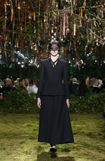 ディオール 2017年春夏オートクチュールコレクション - 花々に誘われて迷い込むパリの迷宮｜写真2