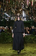 ディオール 2017年春夏オートクチュールコレクション - 花々に誘われて迷い込むパリの迷宮｜写真5