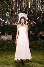 ディオール 2017年春夏オートクチュールコレクション - 花々に誘われて迷い込むパリの迷宮｜写真9