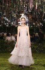 ディオール 2017年春夏オートクチュールコレクション - 花々に誘われて迷い込むパリの迷宮｜写真10