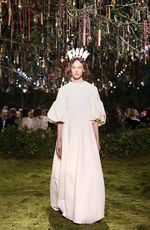 ディオール 2017年春夏オートクチュールコレクション - 花々に誘われて迷い込むパリの迷宮｜写真11