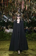 ディオール 2017年春夏オートクチュールコレクション - 花々に誘われて迷い込むパリの迷宮｜写真12