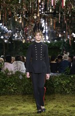 ディオール 2017年春夏オートクチュールコレクション - 花々に誘われて迷い込むパリの迷宮｜写真14