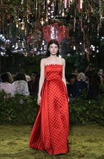 ディオール 2017年春夏オートクチュールコレクション - 花々に誘われて迷い込むパリの迷宮｜写真15