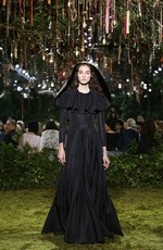 ディオール 2017年春夏オートクチュールコレクション - 花々に誘われて迷い込むパリの迷宮｜写真16