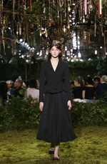 ディオール 2017年春夏オートクチュールコレクション - 花々に誘われて迷い込むパリの迷宮｜写真18