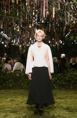 ディオール 2017年春夏オートクチュールコレクション - 花々に誘われて迷い込むパリの迷宮｜写真19