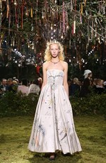 ディオール 2017年春夏オートクチュールコレクション - 花々に誘われて迷い込むパリの迷宮｜写真20