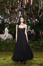 ディオール 2017年春夏オートクチュールコレクション - 花々に誘われて迷い込むパリの迷宮｜写真21