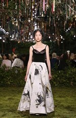 ディオール 2017年春夏オートクチュールコレクション - 花々に誘われて迷い込むパリの迷宮｜写真22