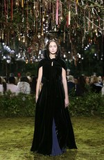 ディオール 2017年春夏オートクチュールコレクション - 花々に誘われて迷い込むパリの迷宮｜写真23