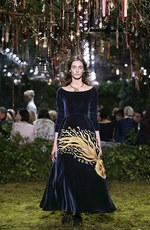ディオール 2017年春夏オートクチュールコレクション - 花々に誘われて迷い込むパリの迷宮｜写真24