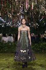ディオール 2017年春夏オートクチュールコレクション - 花々に誘われて迷い込むパリの迷宮｜写真30