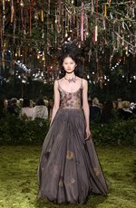ディオール 2017年春夏オートクチュールコレクション - 花々に誘われて迷い込むパリの迷宮｜写真35