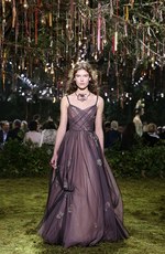 ディオール 2017年春夏オートクチュールコレクション - 花々に誘われて迷い込むパリの迷宮｜写真36