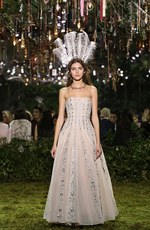 ディオール 2017年春夏オートクチュールコレクション - 花々に誘われて迷い込むパリの迷宮｜写真42