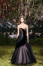 ディオール 2017年春夏オートクチュールコレクション - 花々に誘われて迷い込むパリの迷宮｜写真44