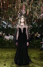 ディオール 2017年春夏オートクチュールコレクション - 花々に誘われて迷い込むパリの迷宮｜写真46