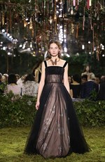 ディオール 2017年春夏オートクチュールコレクション - 花々に誘われて迷い込むパリの迷宮｜写真47