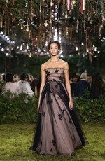 ディオール 2017年春夏オートクチュールコレクション - 花々に誘われて迷い込むパリの迷宮｜写真48