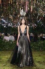 ディオール 2017年春夏オートクチュールコレクション - 花々に誘われて迷い込むパリの迷宮｜写真50