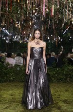 ディオール 2017年春夏オートクチュールコレクション - 花々に誘われて迷い込むパリの迷宮｜写真51