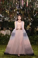 ディオール 2017年春夏オートクチュールコレクション - 花々に誘われて迷い込むパリの迷宮｜写真52