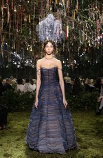 ディオール 2017年春夏オートクチュールコレクション - 花々に誘われて迷い込むパリの迷宮｜写真54