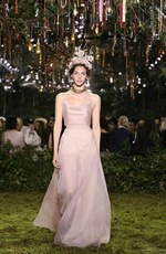 ディオール 2017年春夏オートクチュールコレクション - 花々に誘われて迷い込むパリの迷宮｜写真58